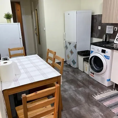 Quarto Encantador No Centro De 9 *
